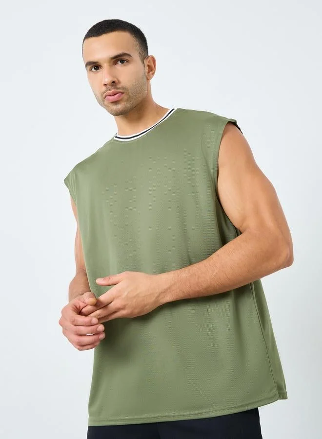 ستايلي اكتيف تيشيرت كت بتفاصيل مُتباينة على الياقة